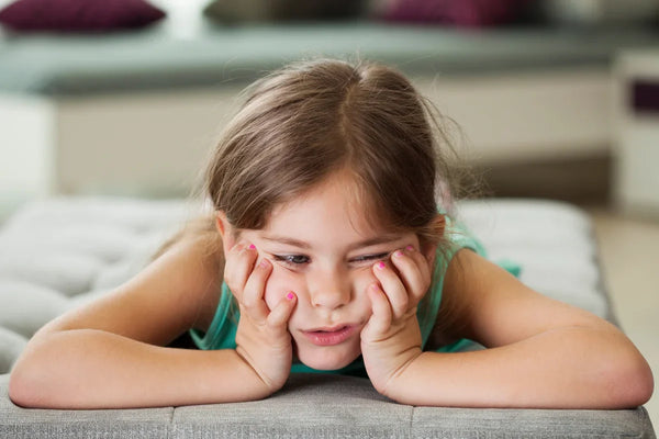 ¿Por qué mi hijo se aburre tan rápido de sus juguetes?